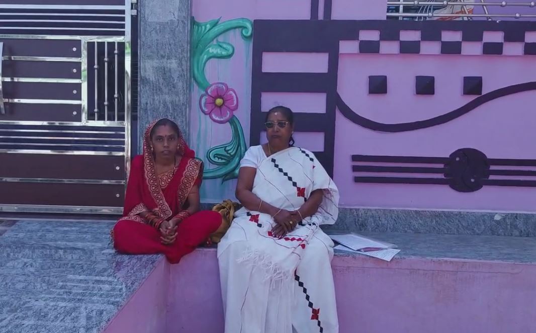 ପତ୍ନୀ ମାନ୍ୟତା ଦାବିରେ ପ୍ରେମିକ ଘର ଆଗରେ ପ୍ରେମିକାର ଧାରଣା