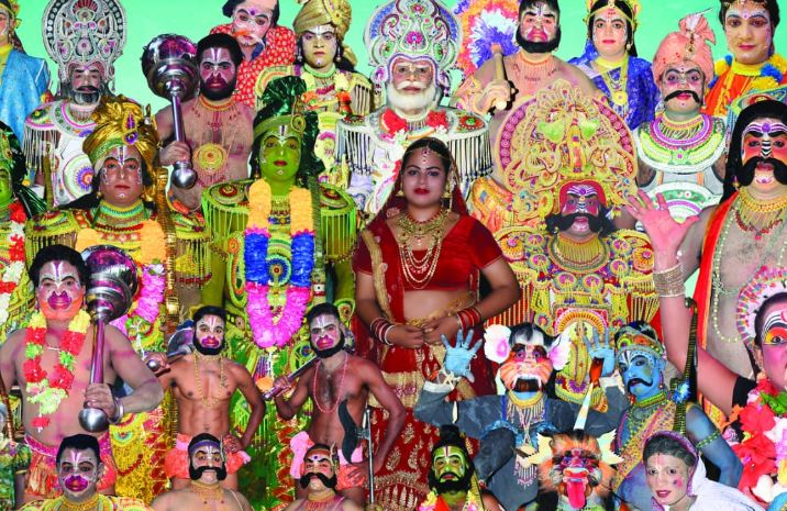ମଞ୍ଚରେ ଅଭାବନୀୟ ଘଟଣା ଦୁଇ ଗିରଫ