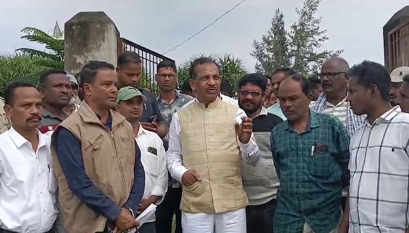 ଚାଷ ଜମି ବୁଲିଲେ ମନ୍ତ୍ରୀ