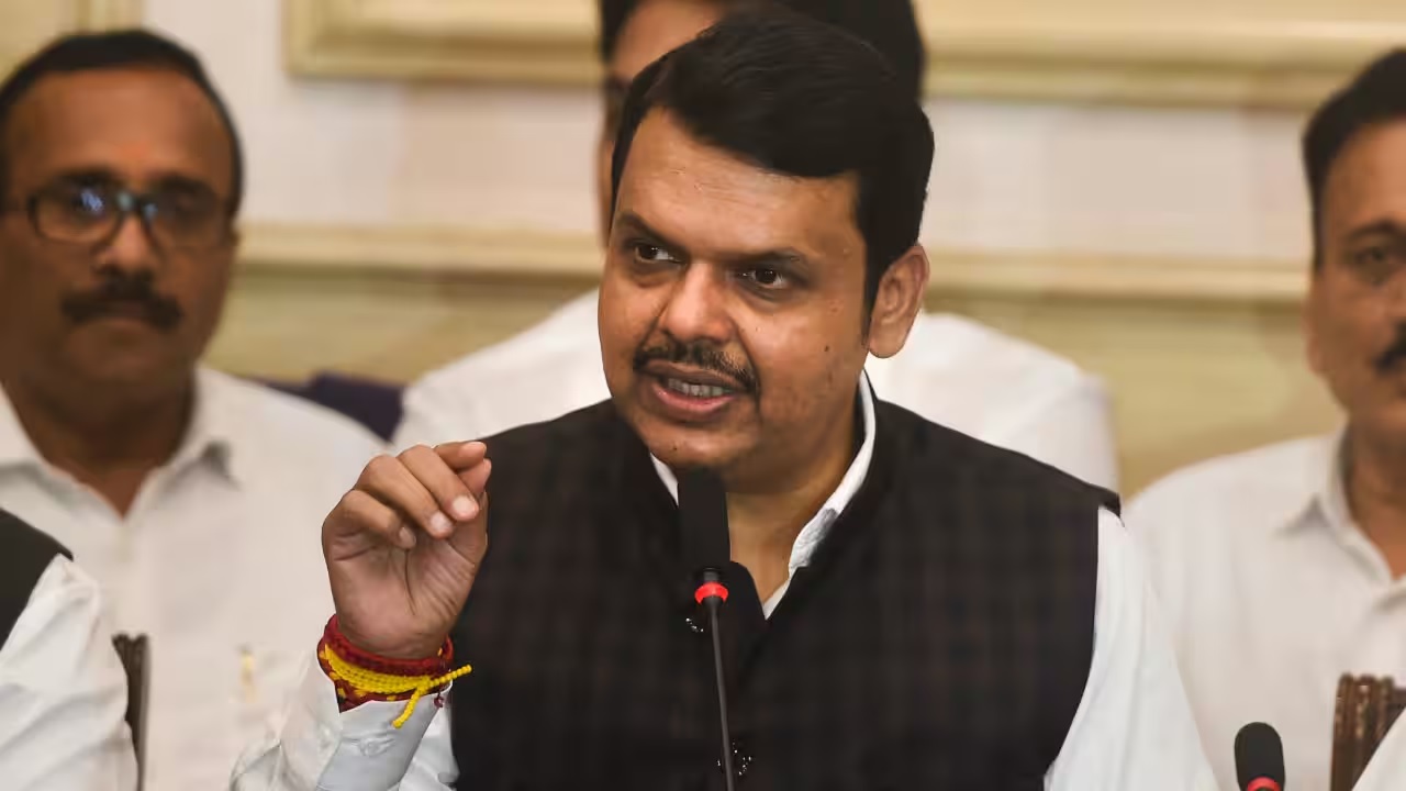 ଫଡନାଭିସଙ୍କ ମନ୍ତ୍ରିମଣ୍ଡଳର ସମ୍ପ୍ରସାରଣ