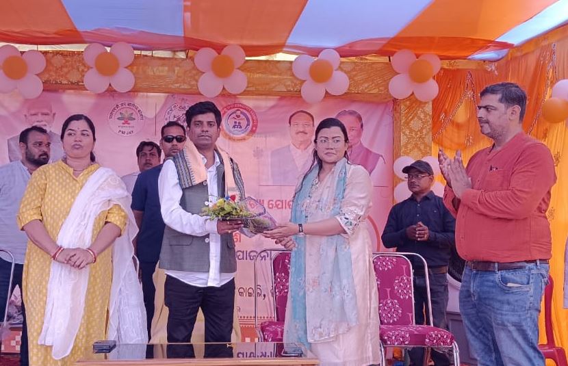 ବିଧାୟକ ବାଣ୍ଟିଲେ କାର୍ଡ