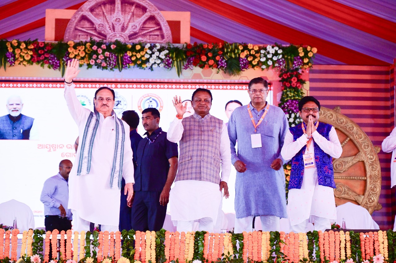 ମଞ୍ଚ ଉପରେ ଧର୍ମେନ୍ଦ୍ରଙ୍କୁ ଖୋଜିଲେ ଲୋକେ !