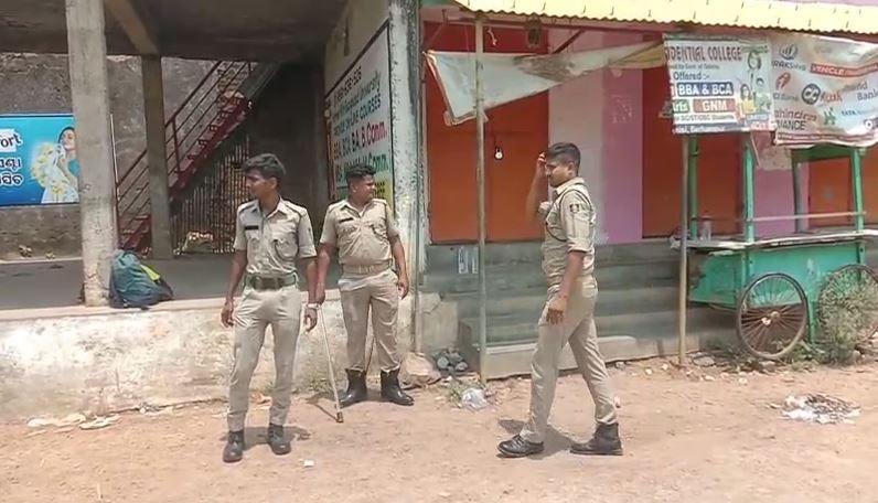 ରାତି ଅଧାରେ ଫୁଟିଲା ବୋମା
