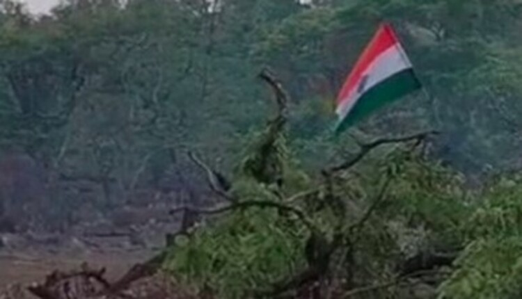 ଦୁଇଟି ପାହାଡକୁ କବ୍ଚା କରି ଉଡାଇଲେ ପତାକା !