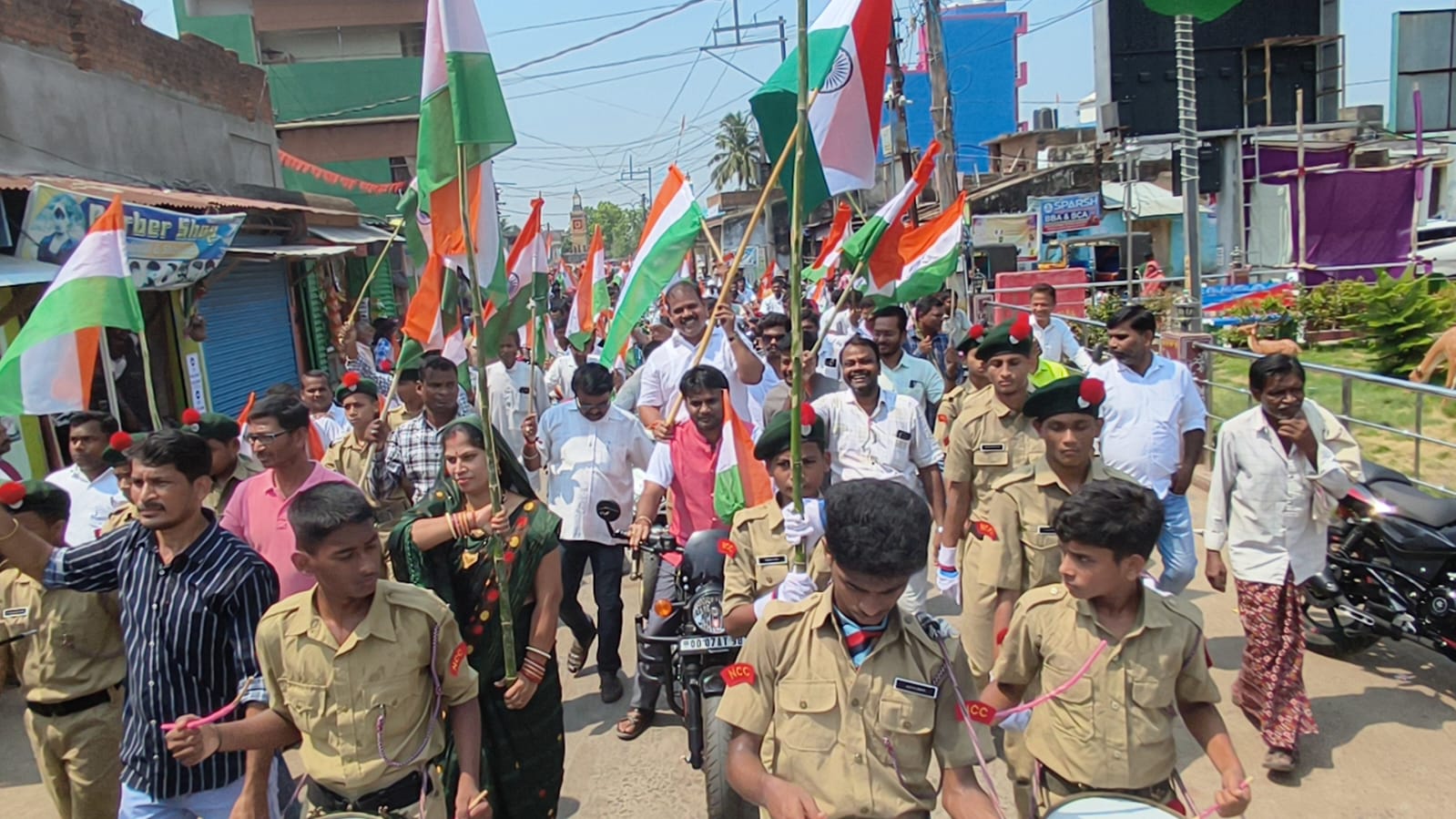 ତ୍ରିରଙ୍ଗା ପତାକା ଧରି ବାହାରିଲେ ବିଧାୟକ